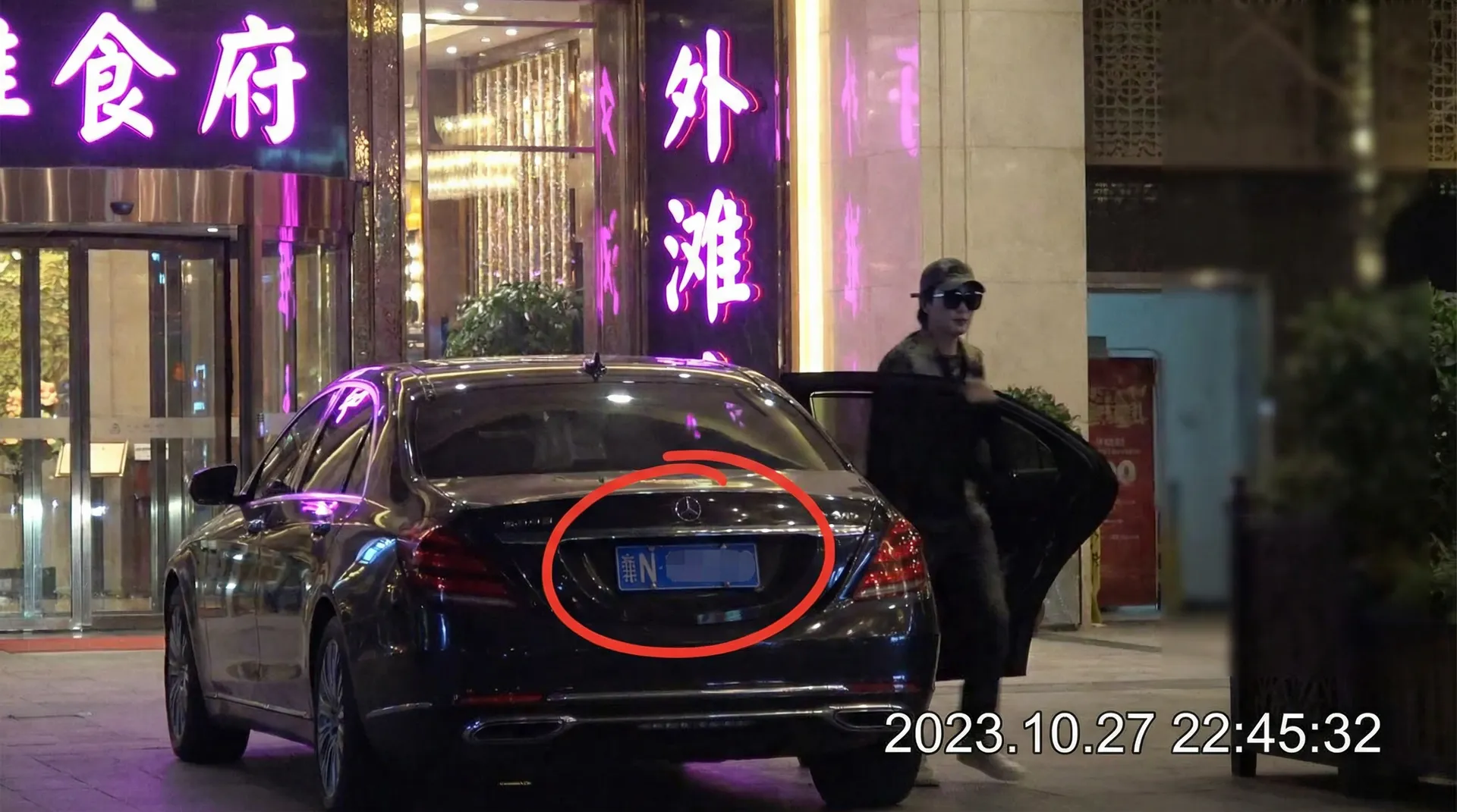 妩媚婷儿_妩媚婷儿自媒体实时更新~全网独家妩媚婷儿合集 - 豪车餐厅外偷拍